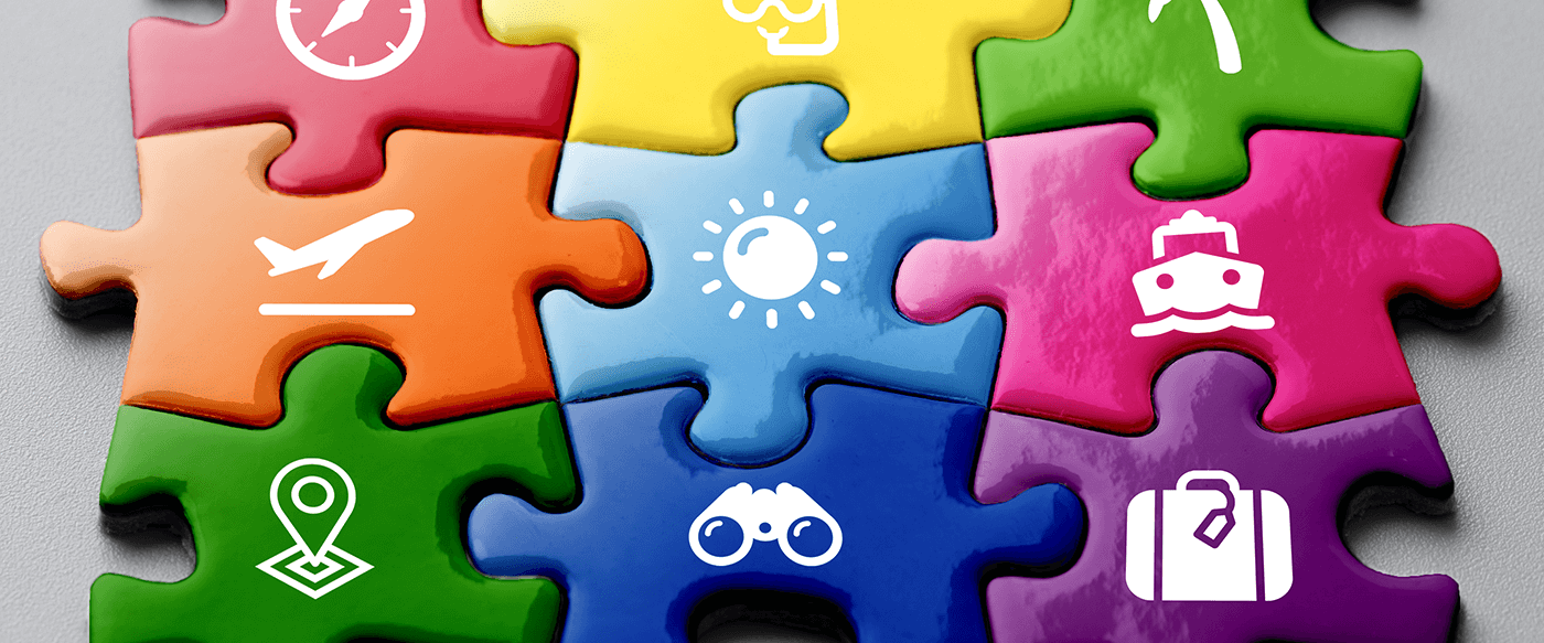Neun bunte Puzzle-Teile auf grauem Hintergrund, jedes Puzzle-Teil hat ein anderes weißes Symbol (Kompass, Taucherbrille, Palme, Flugzeug, Sonne, Schiff, Map-Pin, Fernglas und Koffer).