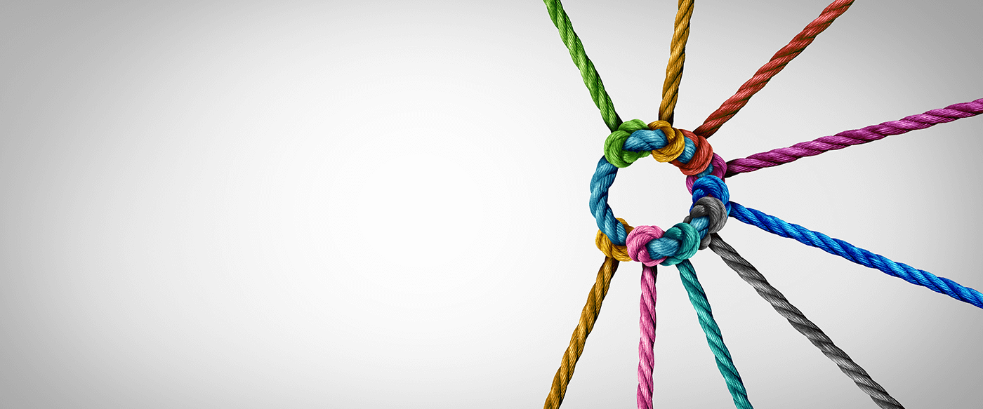 Grauer Hintergrund und auf der rechten Seite bunte Seile, die alle zu einem Kreis zusammenlaufen und ein starkes Netzwerk symbolisieren.