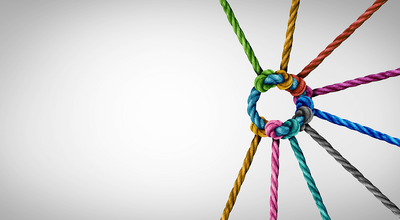 Grauer Hintergrund und auf der rechten Seite bunte Seile, die alle zu einem Kreis zusammenlaufen und ein starkes Netzwerk symbolisieren.